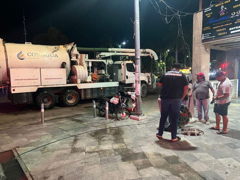 Atiende CAPAMA y CONAGUA obstrucción de línea sanitaria en el Zócalo de Acapulco