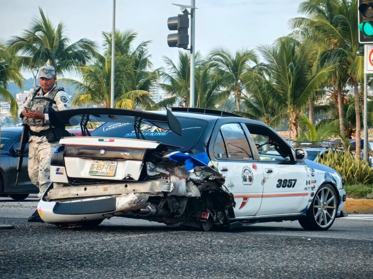 Choque en la avenida Costera Miguel Alemán deja un conductor gravemente herido