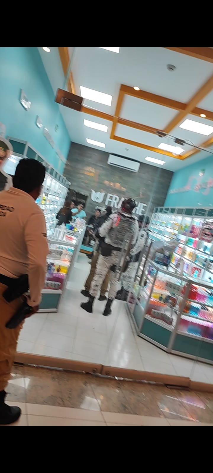 Asalto a Perfumería FRAICHE en Plaza Patio Desata Pánico en Acapulco
