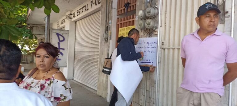 Protestan maestros y padres en el municipio de Atoyac de Álvarez, piden la libertad de un compañero