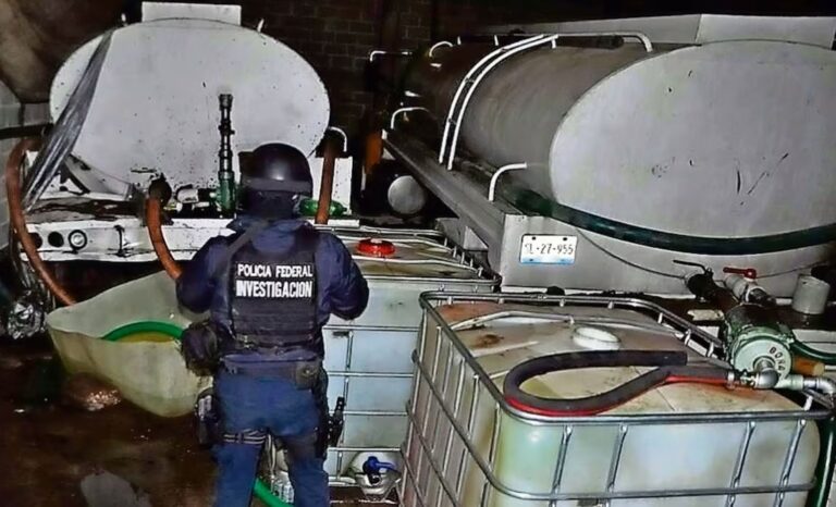 Embajada estadounidense afirma que huachicol se envía a Texas; tras ser refinado en EU regresa a México por las aduanas