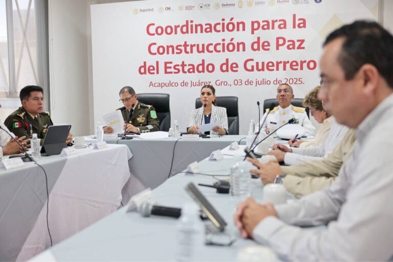 Refuerzan Evelyn Salgado estrategia de seguridad y entrega de apoyos a familias afectadas por Erick en la Costa Chica