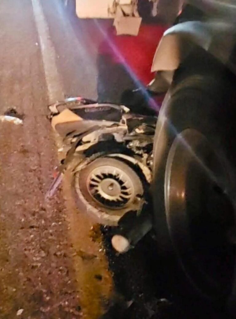 Se salva de milagro motociclista en Tecpan