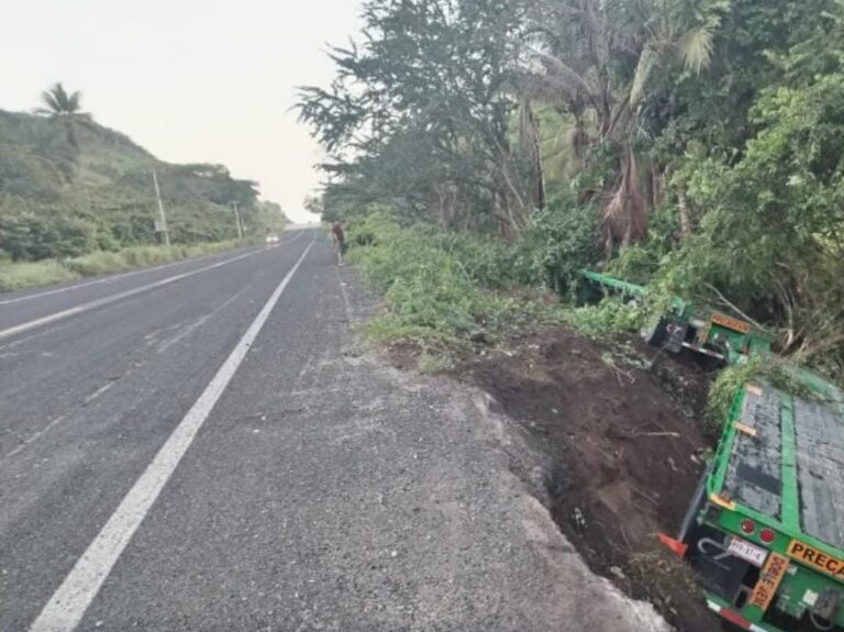 Trailer pierde el control y se sale de la carretera en Coyuca
