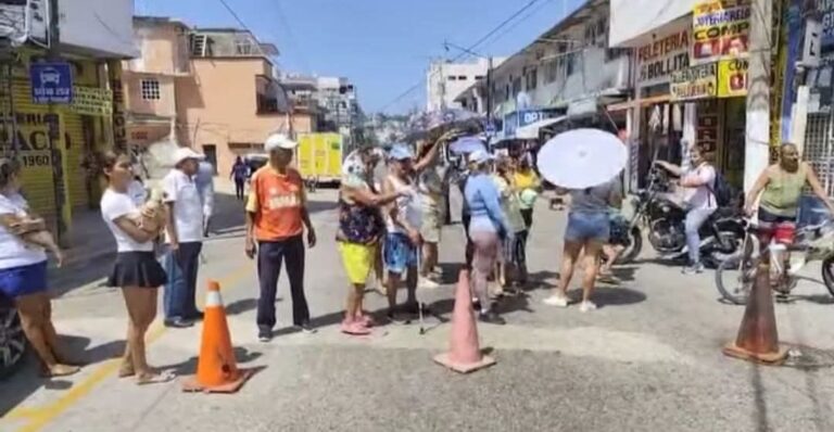 Bloqueo en la calle Aquiles Serdán de la centro