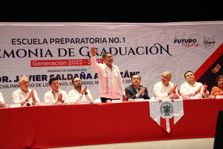 El senador de la República, Félix Salgado Macedonio, acudió como invitado de honor a la clausura de la generación 2022-2025 de la Preparatoria No.1 de Chilpancingo