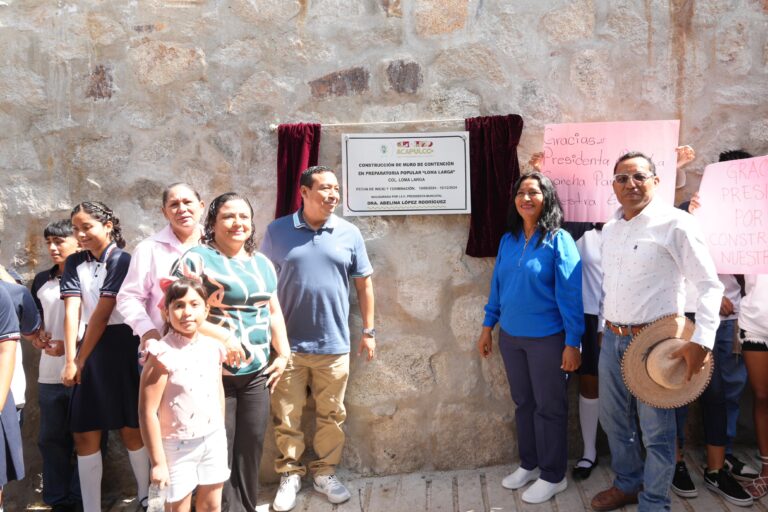Entrega Abelina López Rodríguez primera etapa de barda de contención en Preparatoria Loma Larga