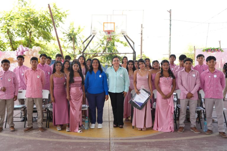 “El mundo se transforma con principios”, dice Abelina López a egresados de Preparatoria Loma Larga