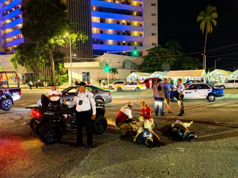 Dos mujeres lesionadas en accidente entre auto y motocicleta en la Costera Miguel Alemán