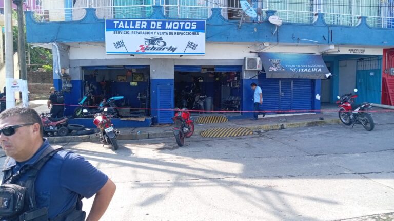 Hombres armados atacan taller de motos; un muerto y dos heridos