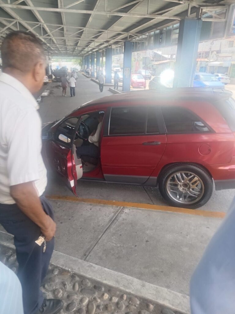 Asesinan a balazos a hombre en estacionamiento de terminal de autobuses