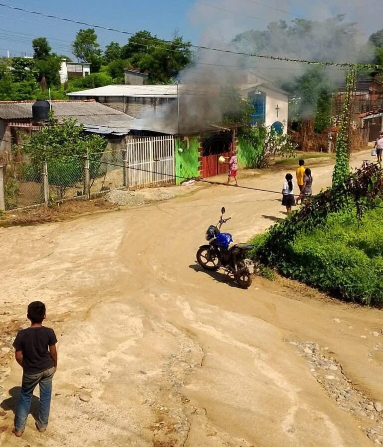 Incendio consume una casa en la colonia Lomas del Sur en Atoyac