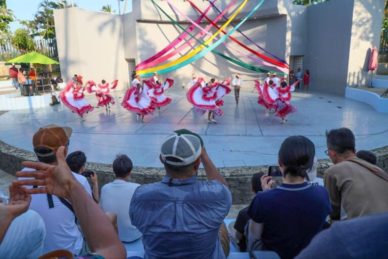 Evelyn Salgado ofreció una tarde cultural al escuadrón de entrenamiento del Japón en el parque Papagayo