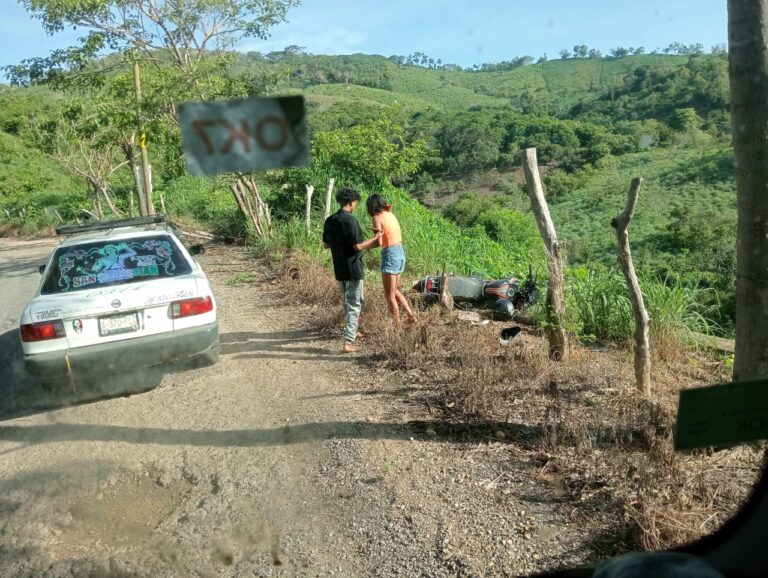 Pierde el control de la motoneta, la joven resultó lesionada