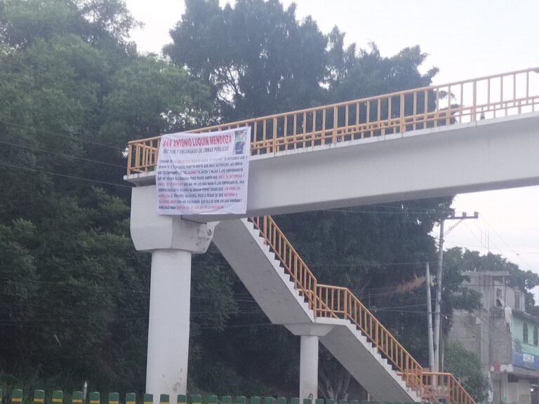 Colocan lonas con amenazas en puentes de Chilpancingo