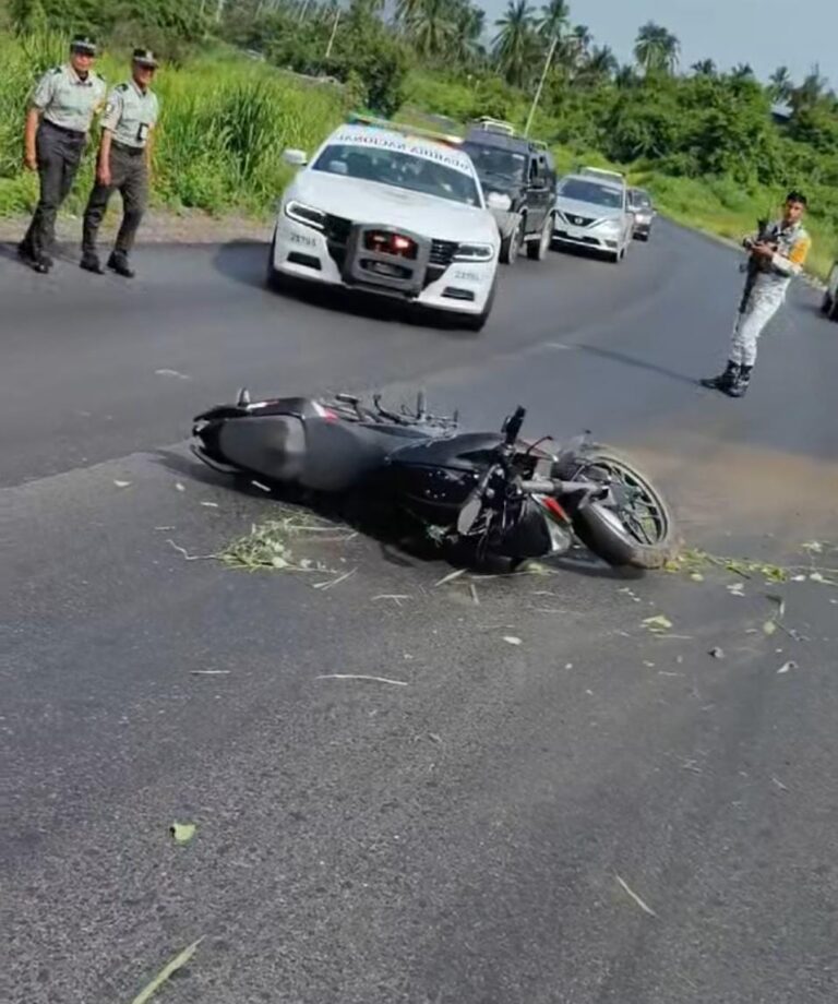 Joven sale casi volando de su motocicleta al sufrir un accidente en Coyuca de Benítez