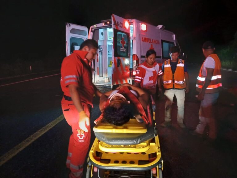 Un accidente más de moto en Tecpan, una mujer resultó lesionada