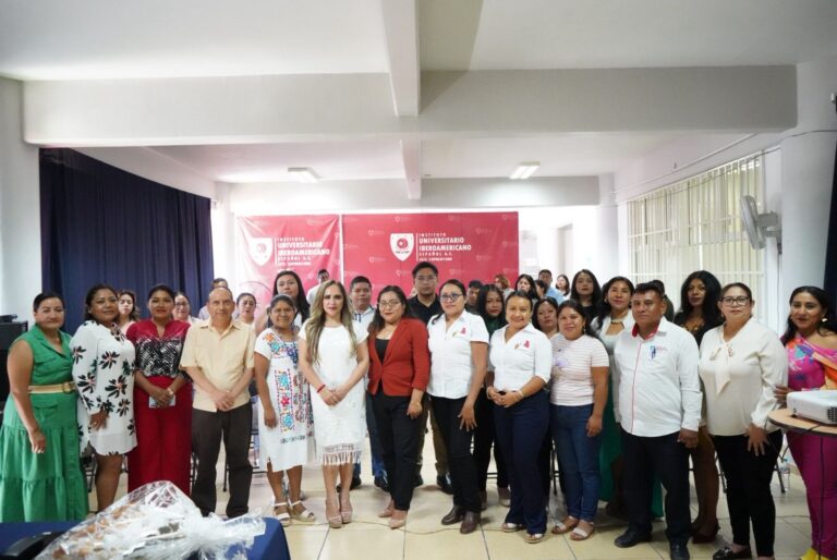 Cecilia Narciso Gaytán imparte conferencia sobre derechos humanos en Tlapa de Comonfort