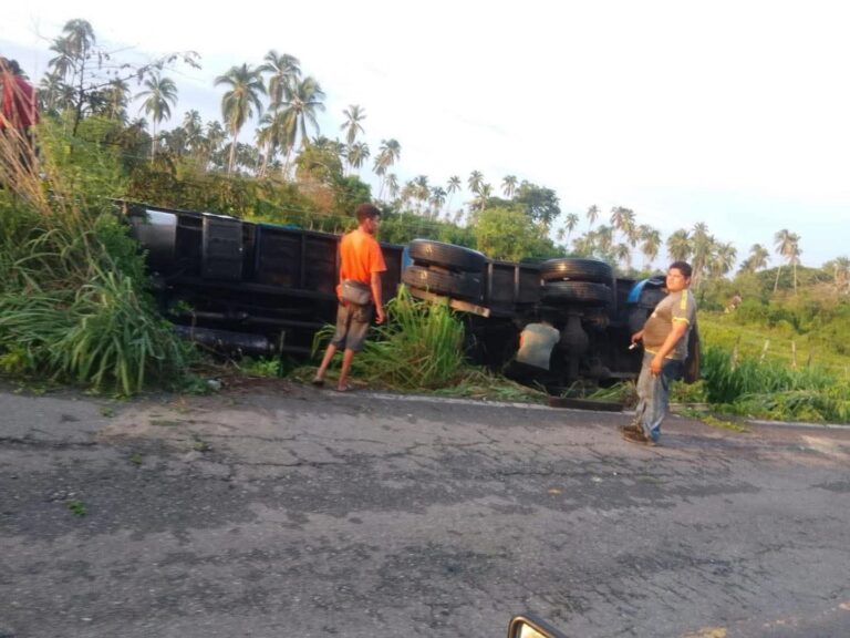 Tráiler vuelca en tramo de la carretera federal Acapulco-Zihuatanejo
