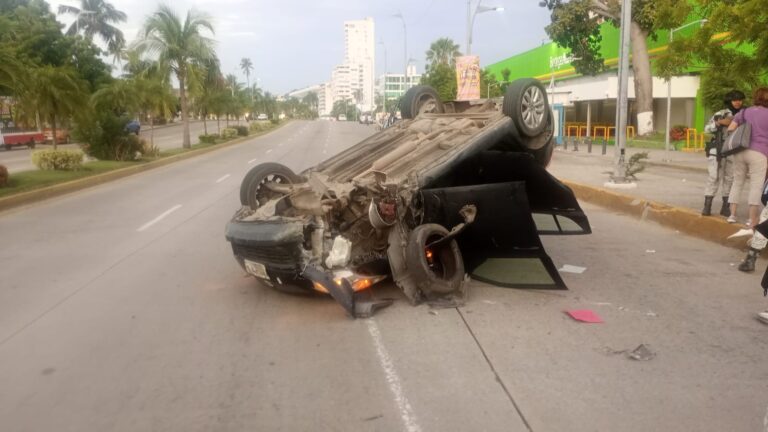 Volcadura en la Costera Miguel Alemán deja un herido grave