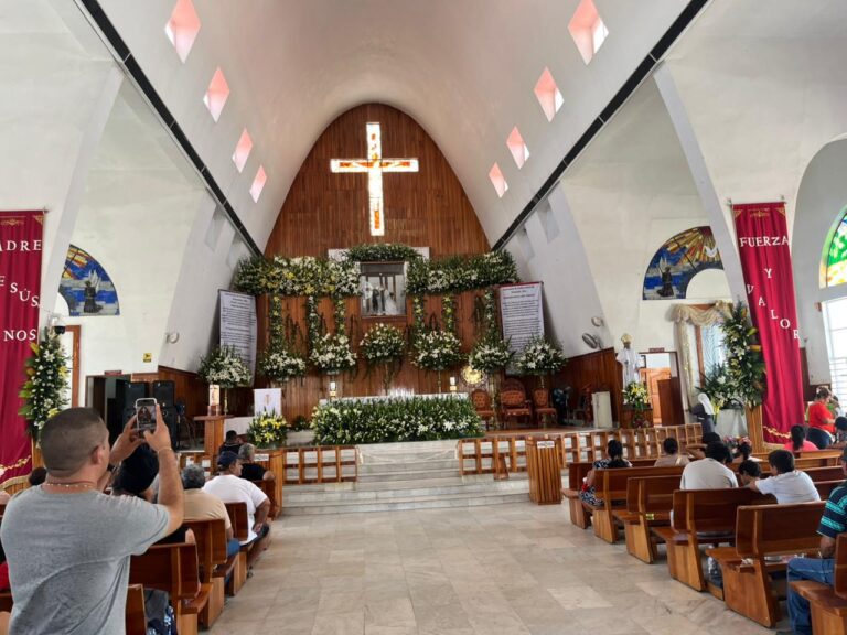 Con fe y devoción cientos de feligreses celebran a Papa Chuy en el municipio de Petatlán