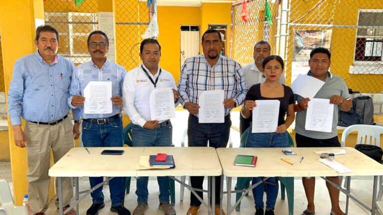 Firman autoridades federales y municipales acuerdos con pobladores de Aguas Calientes