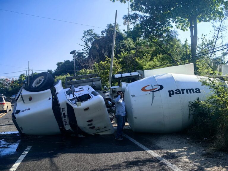 Revolvedora de cemento vuelca en la carretera Acapulco-Zihuatanejo; chofer resulta herido de gravedad