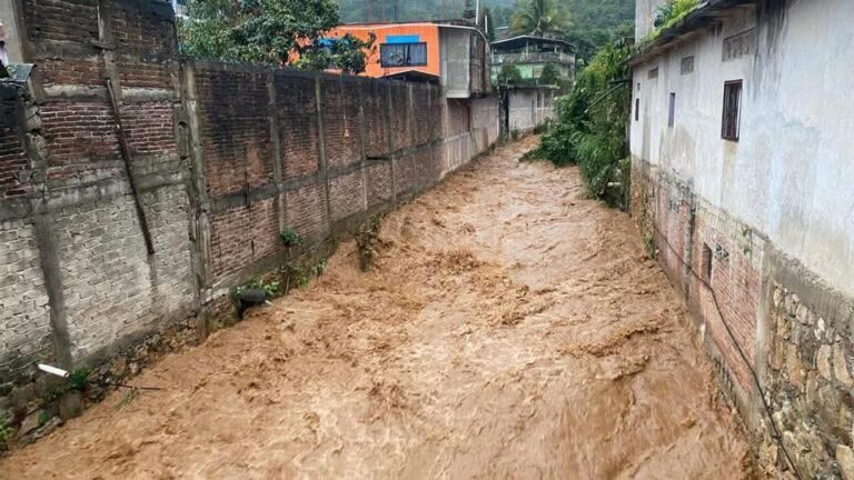 Provocan desbordamiento de arroyo e inundaciones las lluvias en El Paraíso, Atoyac