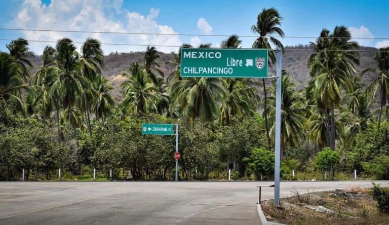 Localizan cuerpo ensabanado en carretera entre los municipios de Acapulco y Coyuca de Benítez