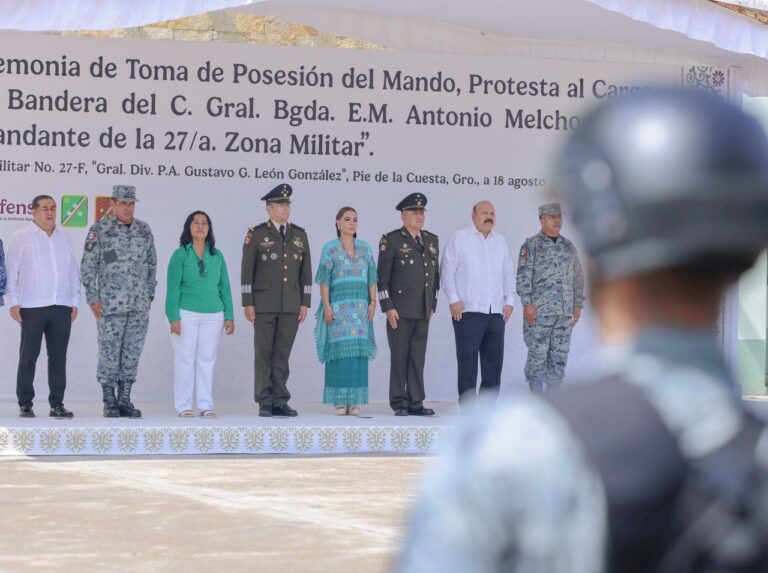 La gobernadora Evelyn Salgado asiste a la toma de posesión de Antonio Melchor Ruiz, como nuevo comandante de la 27 Zona Militar
