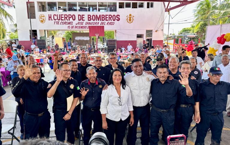 Entrega Abelina López equipo y unidades al Heroico Cuerpo de Bomberos en su día