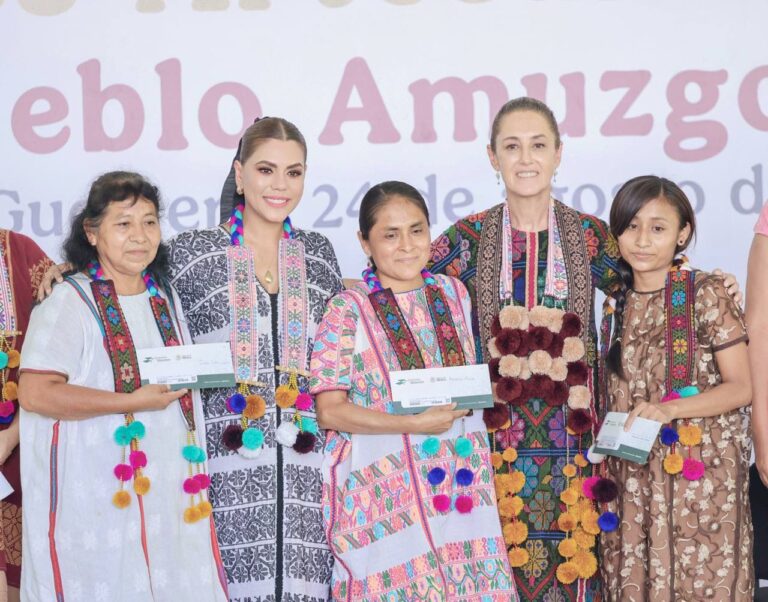 Claudia Sheinbaum y Evelyn Salgado entregan créditos a la palabra a mujeres amuzgas para impulsar la productividad y comercialización de huipiles y telares de cintura
