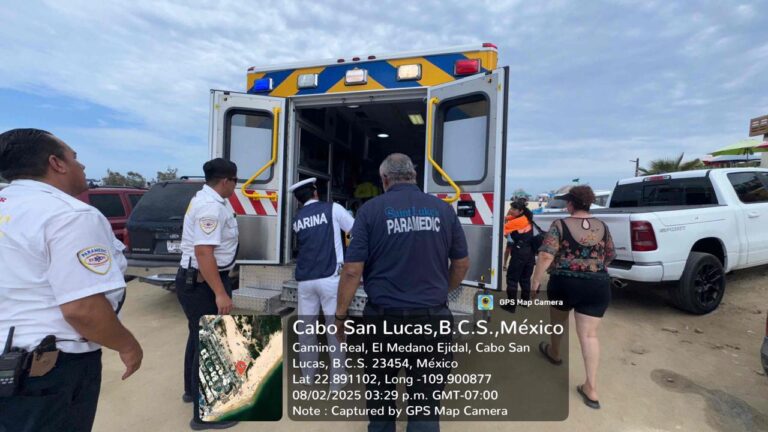 Marina brinda apoyo a turista en la Bahía de Cabo San Lucas, en el marco de la “Operación Salvavidas Verano 2025”