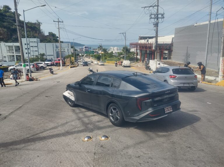 Dos motociclistas resultaron lesionados al impactarse con un vehículo marca Kia en la avenida Farallón
