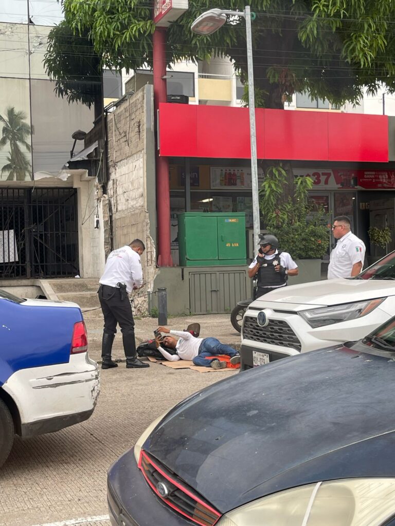 Motociclista choca contra auto particular frente al edificio de lo que fue el periódico Novedades