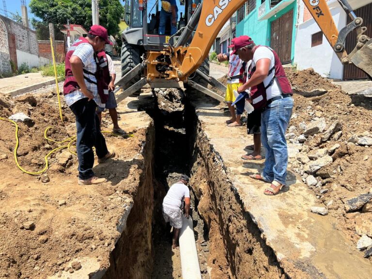 Sustituye CAPAMA tubería de drenaje sanitario en Jardín Mangos