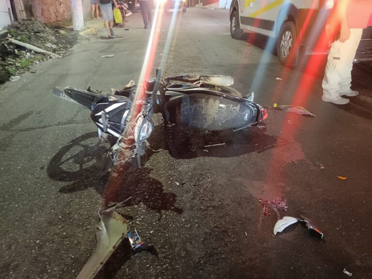 Conductor arrolla a una pareja que viajaba en moto en la Farallón