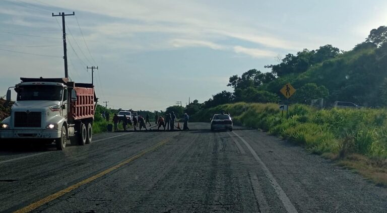 Accidente en la carretera Acapulco-Zihuatanejo tras la instalación de topes en curva de Tecpan