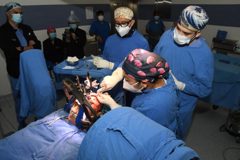 Marina mejora la calidad de vida de pacientes con Parkinson con cirugías de estimulación cerebral y tecnología de precisión única en México