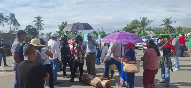 Habitantes de San José Buenavista bloquean carretera en demanda de maestros para telesecundaria