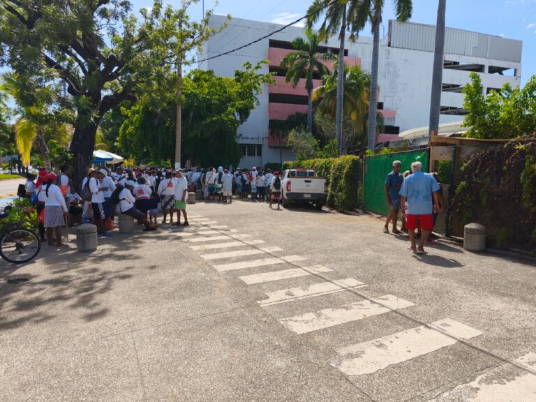 Prestadores de servicios toman instalaciones del Marinabus