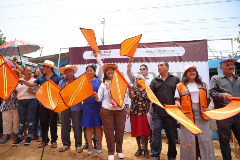 Da Abelina López Rodríguez banderazo de inicio a pavimentación en Roca de Oro