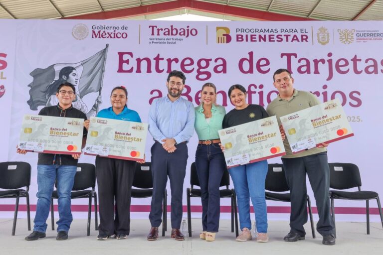 Entregan la gobernadora Evelyn Salgado y el titular de la STyPS, Marath Bolaños, apoyos del programa Jóvenes Construyendo el Futuro