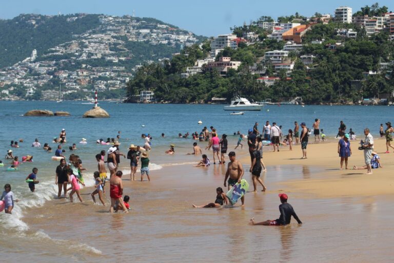 Disfrutan turistas puente del Grito de Independencia en Acapulco