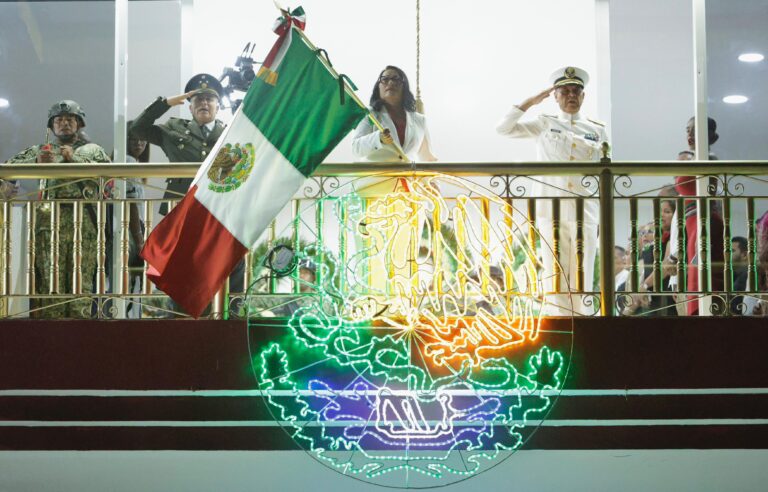 Honra Abelina López a los héroes nacionales en el 215 Grito de Independencia