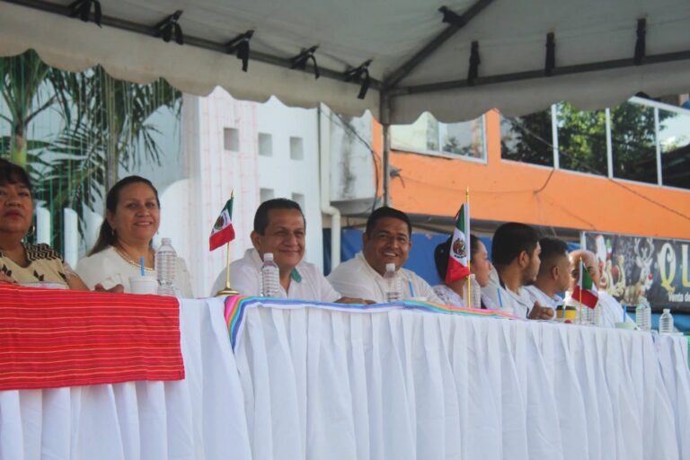 Preside Óscar Sánchez Luna desfile cívico por el 215 aniversario de la Independencia de México