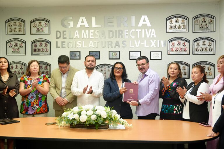 Entrega Abelina López Rodríguez informe de acciones y resultados al Congreso de Guerrero