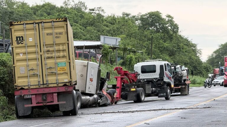 Un muerto deja como saldo fuerte accidente entre un tráiler y un automóvil en Zihuatanejo