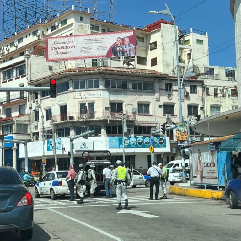Choca patrulla de GN con un taxi en la Costera