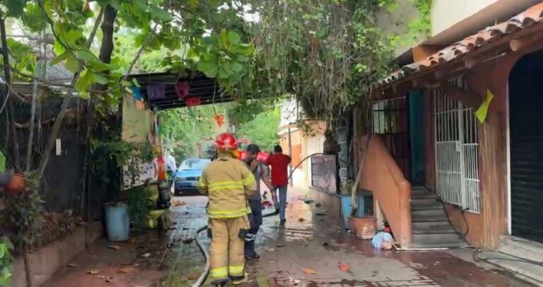 Arde local comercial en el centro de Zihuatanejo esta tarde de miércoles